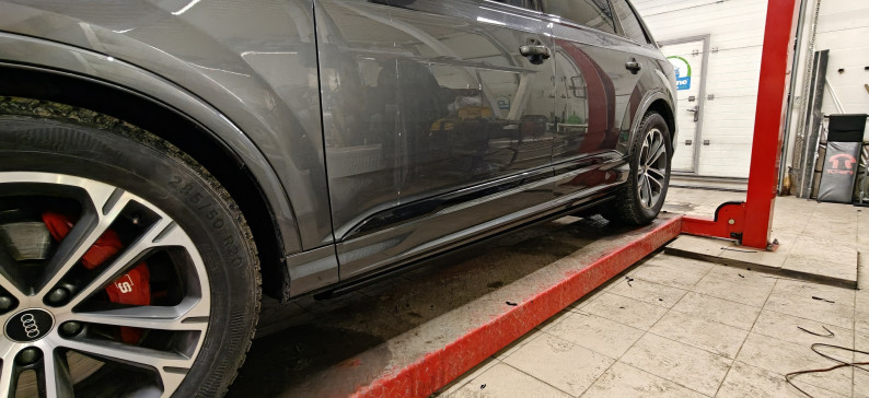 Выдвижные электрические пороги BTR-Step на Audi Q7 4M 1